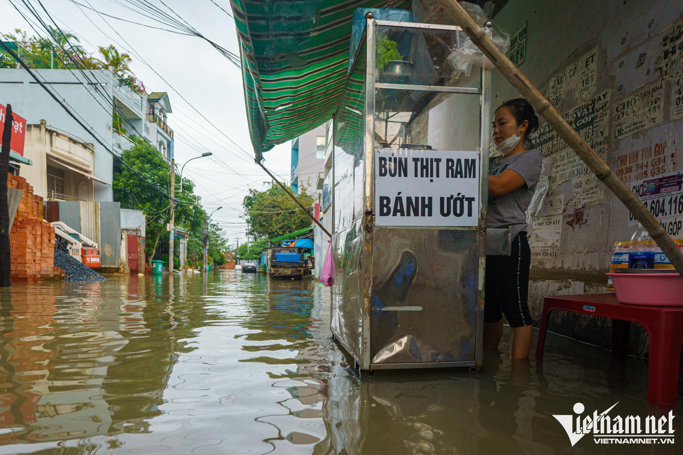 Chị Võ Thị Tuyết Trinh (39 tuổi) tiếc nuối vì lỡ mua hàng nên phải bán cho hết, không thể để qua ngày. "Chiều hôm qua thấy nước lên nhưng không ngập đến trước cửa nhà tôi, nên mới mở hàng sáng nay. Bình thường đến mùa triều cường tôi nghỉ bán vì không ai mua", chị Trinh nói.