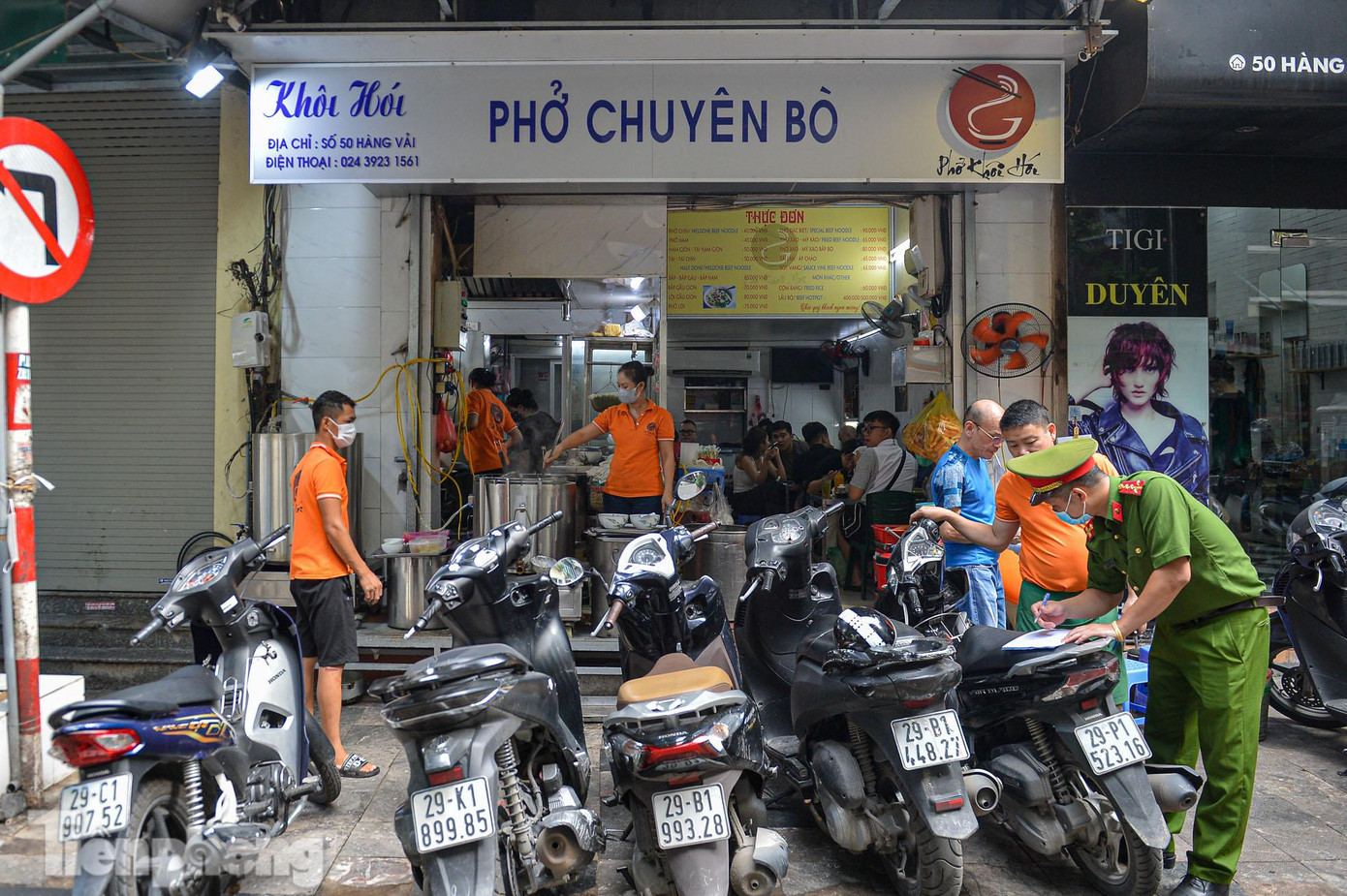 Xử lý chiếm dụng lòng đường hè phố để trông giữ phương tiện.