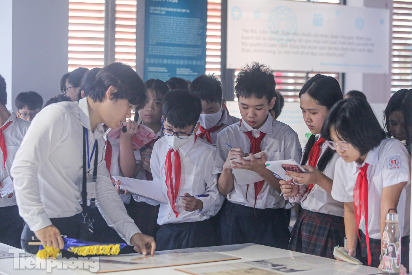 Tour du lịch học đường gồm các hoạt động chính như tham quan tìm hiểu văn hóa Hà Nội tại Trung tâm giao lưu văn hóa phố cổ Hà Nội, Ngôi nhà Di sản số 87 Mã Mây, Đình Kim Ngân trên phố Hàng Bạc...