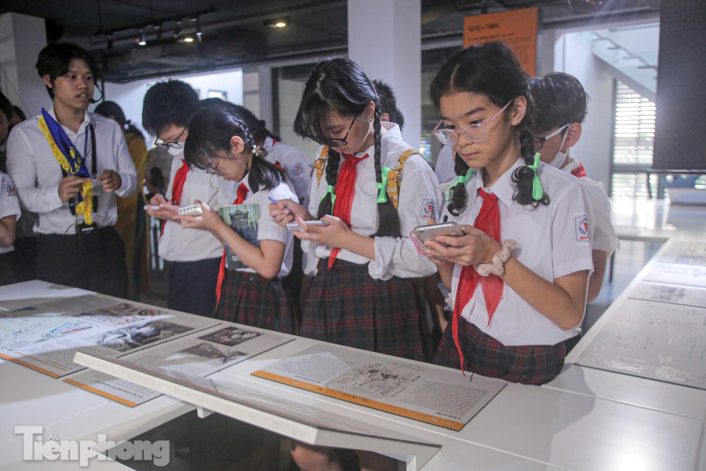 Chương trình tour Giáo dục di sản “Thăng Long – Hà Nội: Xưa và Nay” giới thiệu về một số di tích tiêu biểu trực thuộc Ban quản lý Hồ Hoàn Kiếm và Phố cổ Hà Nội giúp các em học sinh có cái nhìn tổng thể về lịch sử hình thành và phát triển cũng như một số nét đặc trưng văn hóa của Thăng Long - Hà Nội xưa và nay. Đẩy mạnh chương trình Giáo dục di sản cho các em học sinh trên địa bàn Quận Hoàn Kiếm nói riêng và thành phố Hà Nội nói chung.