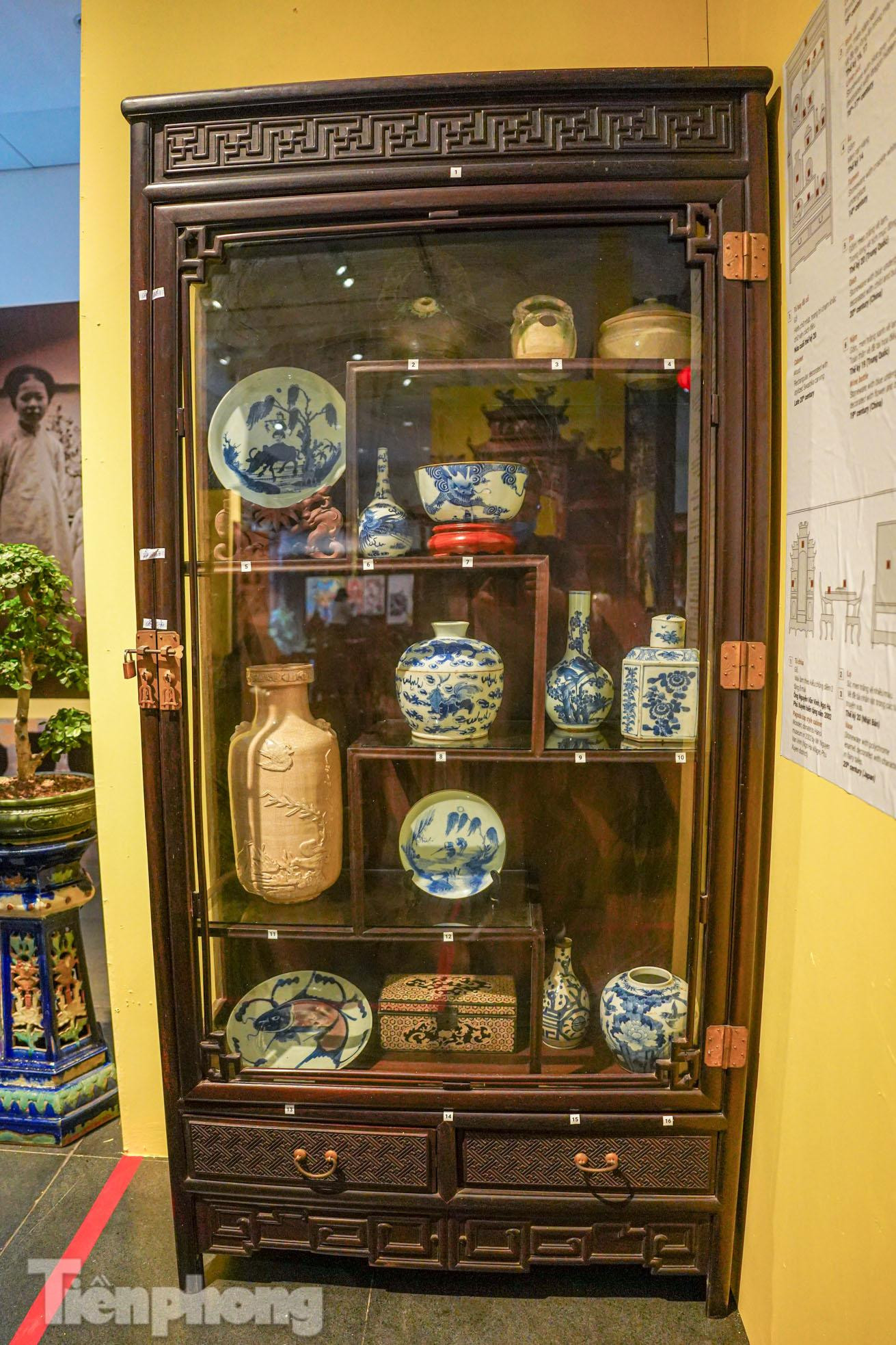 Chén, đĩa bằng sứ.