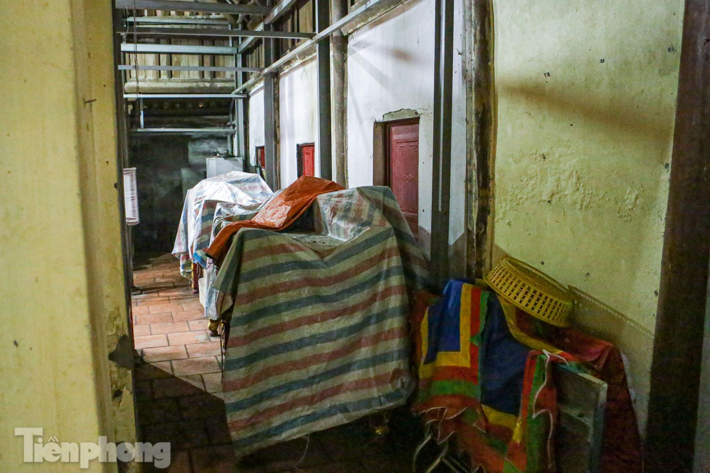 Vật dụng, đồ dùng trong đền đều được phủ bạt, bọc ni-lông.