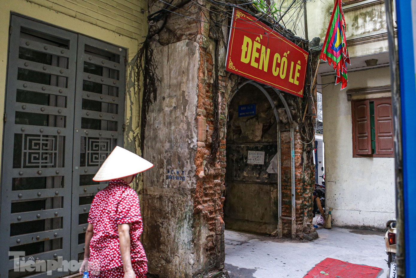 Đền Cố Lê đã hiện hữu hơn 160 năm qua tại con ngõ nhỏ tại phố Thụy Khuê. Ngôi đền đã được xếp hạng di tích lịch sử cấp thành phố năm 2019, là nơi sinh hoạt tín ngưỡng của nhân dân địa phương từ lâu nay. Tuy nhiên hiện nay ngôi đền cổ đã xuống cấp nghiêm trọng, phải "chống nạng" và phủ bạt chờ ngày trùng tu.