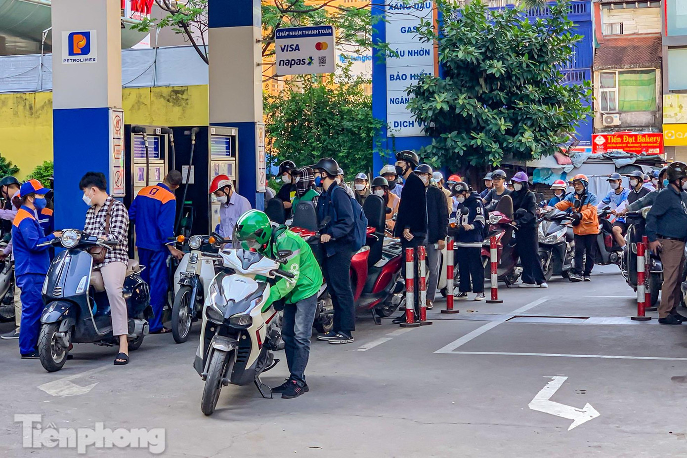 Để đổ được xăng, người điều khiển phương tiện phải chờ khoảng 30 phút mới đến lượt.