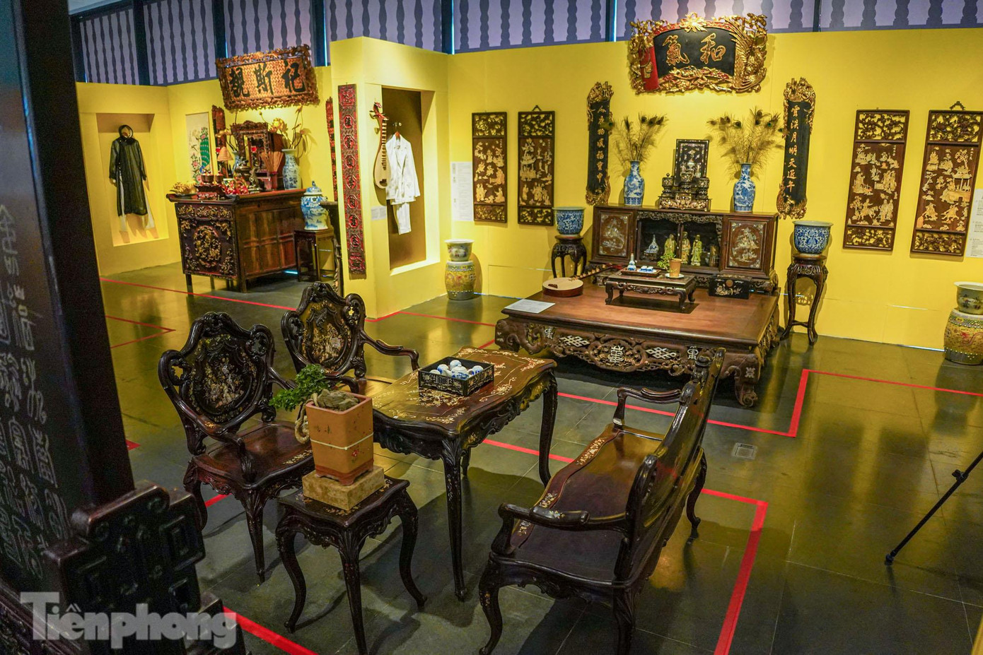 Hiện vật đang được trưng bày tại Bảo tàng Hà Nội liên quan tới đời sống của người dân Hà Thành đầu thế kỷ 20 như là một món quà quý giá và đầy ý nghĩa dành cho những người yêu Hà Nội xưa - những người muốn một lần được trở về với một Hà Nội hào hoa, thanh tao, lịch lãm...