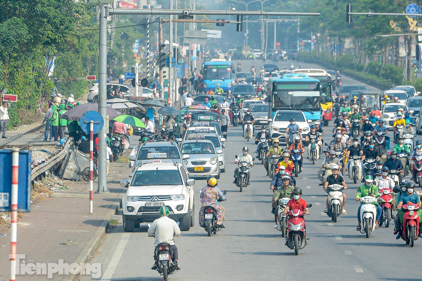 Theo ghi nhận của PV, trước cổng Bệnh viện Bạch Mai (mặt đường Giải Phóng, Đống Đa, Hà Nội), nhiều tài xế taxi, xe ôm công nghệ dừng đỗ đón trả khách mà 'không quan tâm' đến biển cấm. Theo ghi nhận của PV, trước cổng Bệnh viện Bạch Mai (mặt đường Giải Phóng, Đống Đa, Hà Nội), nhiều tài xế taxi, xe ôm công nghệ dừng đỗ đón trả khách mà 'không quan tâm' đến biển cấm.