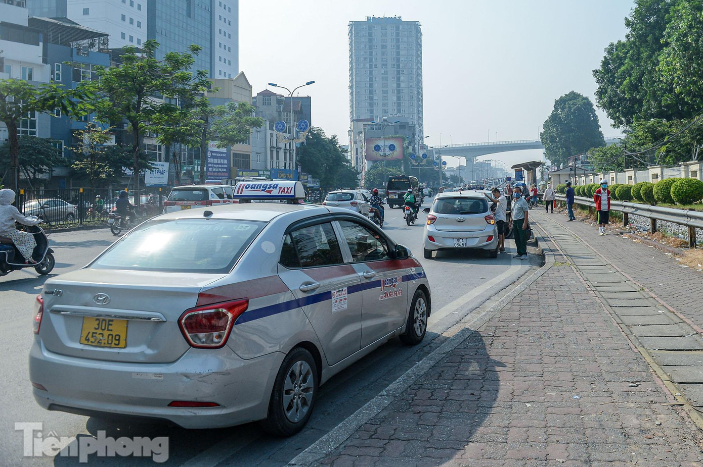 Theo quy định, hành vi vi phạm "Dừng đỗ xe nơi có biển cấm dừng cấm đỗ" sẽ bị phạt tiền từ 400 nghìn đến 600 nghìn đồng. Theo quy định, hành vi vi phạm "Dừng đỗ xe nơi có biển cấm dừng cấm đỗ" sẽ bị phạt tiền từ 400 nghìn đến 600 nghìn đồng.