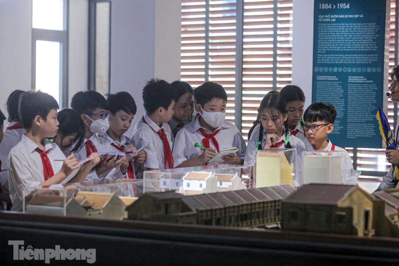 Các em học sinh lớp 6G trường THCS Nguyễn Du (quận Hoàn Kiếm, Hà Nội) tìm hiểu về "Kẻ chợ - phố cổ" qua các thời kỳ lịch sử tại Trung tâm giao lưu văn hóa phố cổ Hà Nội.