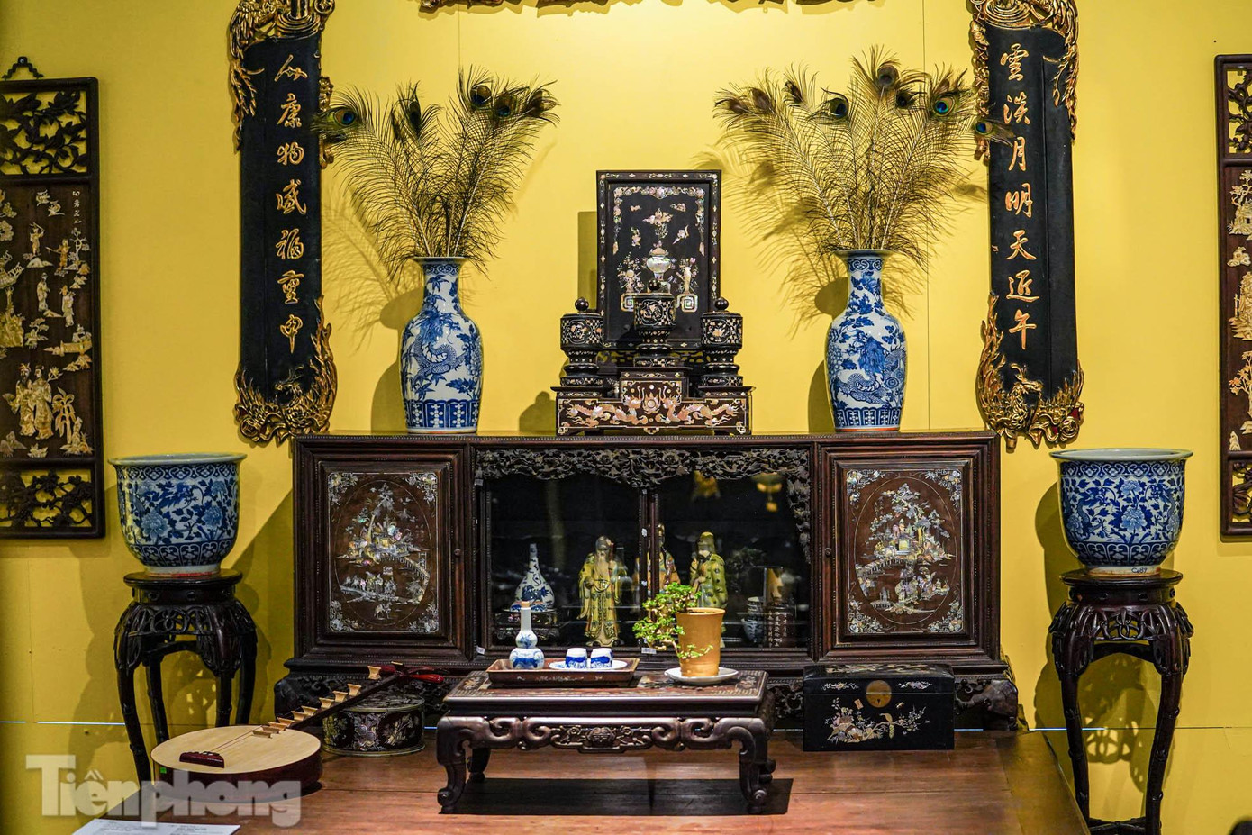 Phòng khách của người dân Hà Thành 100 năm trước còn có tranh cành vàng lá ngọc với mặt sau viết chữ Hán dạng chữ triện; tủ chè bằng gỗ làm theo kiểu chồng diềm 2 tầng 8 mái, trang trí nhiều bình sứ, men trắng vẽ nhiều màu...