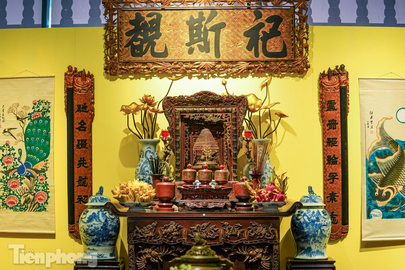 Gian thờ, một trong những không gian trang trọng nhất của ngôi nhà cũng được tái hiện.