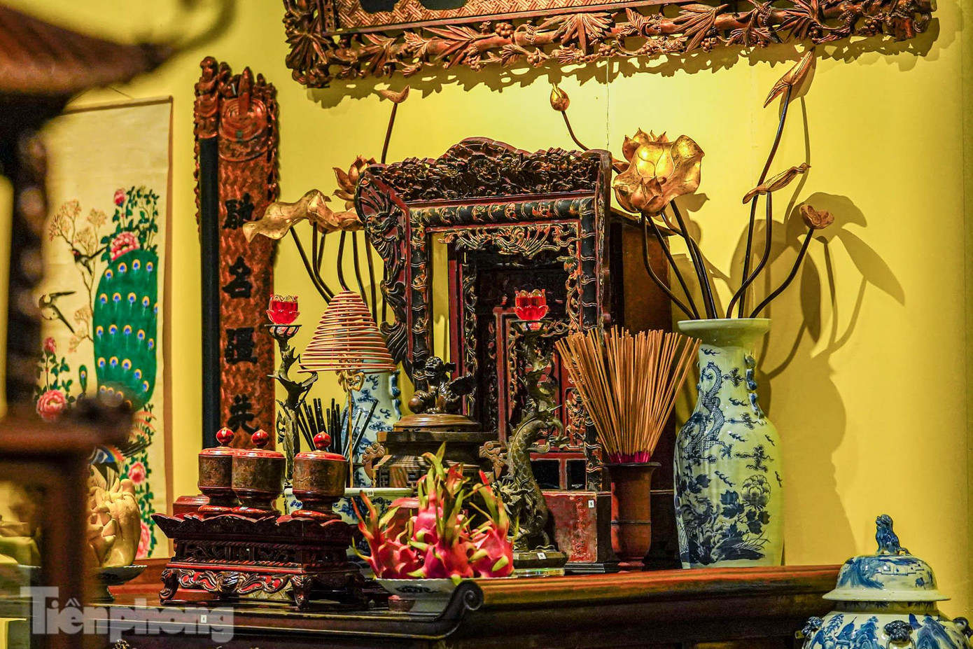 Theo truyền thống xưa, mỗi gia đình đều dành nơi trang trọng nhất, trung tâm nhất của ngôi nhà để đặt bàn thờ gia tiên.