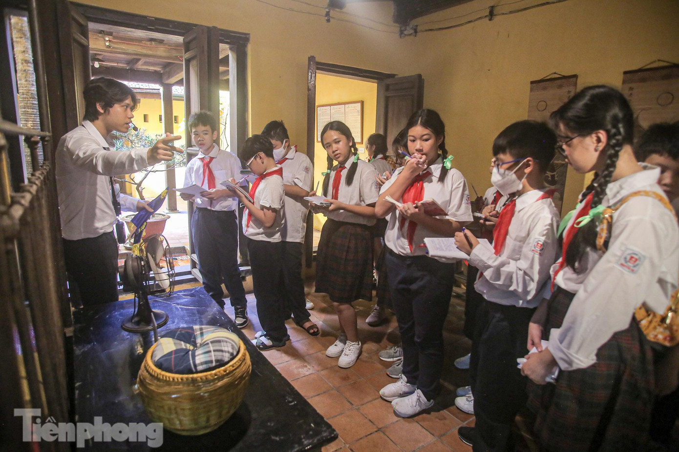 Ngôi nhà cổ 87 phố Mã Mây (phường Hàng Buồm, quận Hoàn Kiếm) là một trong những ngôi nhà cổ mang kiến trúc đặc trưng của Hà Nội xưa. Ngôi nhà được xây dựng khoảng cuối thế kỷ XIX, tổng diện tích đất: 157,6m2, với chiều dài là 28m2, chiều rộng mặt tiền 5m và chiều rộng của mặt hậu là 6m. Ngôi nhà này đã thay đổi chủ nhiều lần. Năm 1945, một thương gia bán thuốc bắc mua lại ngôi nhà. Từ năm 1954 đến năm 1999, có 5 gia đình sinh sống tại đây. Ngôi nhà được đầu tư tôn tạo từ cuối năm 1998, hoàn thành vào ngày 27/10/1999; như một dấu ấn lịch sử của Hà Nội 36 phố phường. Ngôi nhà mang đặc trưng của nhà cổ xưa Hà Nội, theo dạng hình ống, đa năng sử dụng. Nhà hẹp về chiều ngang nhưng rất sâu, các lớp nhà được ngăn cách bởi các lớp sân trong. Lớp ngoài là cửa hàng, không làm tường vách mà mở thông ra phố để bày hàng. Phía trong có sân rời. Tiếp đến là gian nhà hậu, kho hàng và nhà bếp. Mọi kết cấu về kiến trúc, vật liệu xây dựng hoàn toàn bằng gỗ cho đến những đồ vật sinh hoạt đều được giữ nguyên trạng.