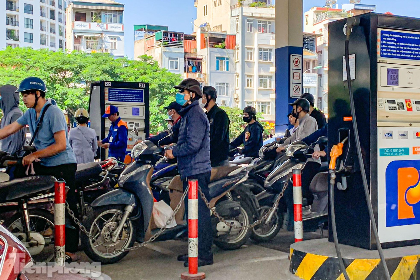 Dòng người liên tục dồn về cây xăng gần Ngã Tư Sở.