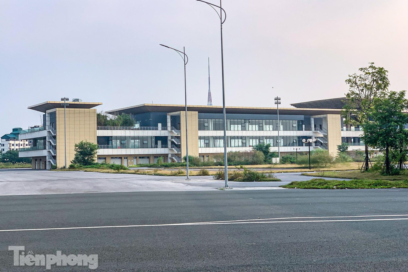 Khu vực tòa nhà điều hành bị bỏ hoang dù đã được hoàn thành vào 2 năm trước.