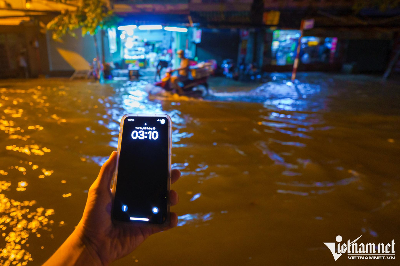 Rạng sáng 25/10, triều cường cùng cơn mưa lớn kéo dài từ đêm trước khiến nhiều tuyến đường ở TP.Thủ Đức ngập sâu. Hệ thống sông Sài Gòn - Đồng Nai đạt mực nước cao. Dự báo mực nước tại trạm Phú An và Nhà Bè ở TP.HCM cao hơn báo động 3 gây nguy cơ ngập úng vùng trũng thấp và ven sông.