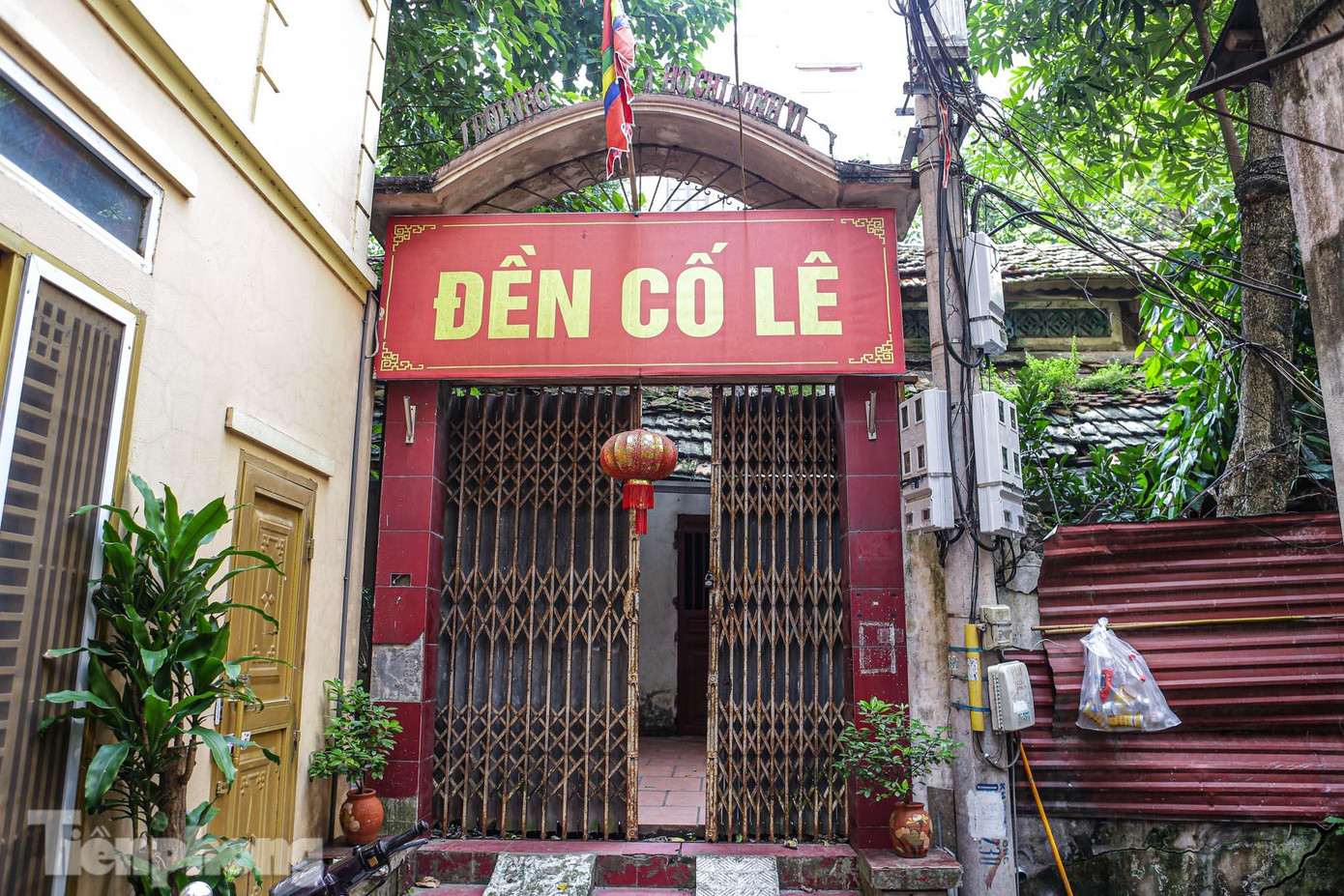 Ngôi đền có diện tích khoảng hơn 200m2 được xây theo lối kiến trúc chữ nhị với cấu tạo nhà trên ở phía trước nối liền với nhà dưới ngay phía sau, hai cây đòn dông của nhà trên và nhà dưới nằm song song tạo thành chữ nhị. Mái đền được thiết kế theo kiểu mái chồng diêm, lợp ngói ta. Đây là công trình được vua Tự Đức cho xây dựng vào năm Đinh Tỵ (1857) và hoàn thành năm Canh Thân (1860).