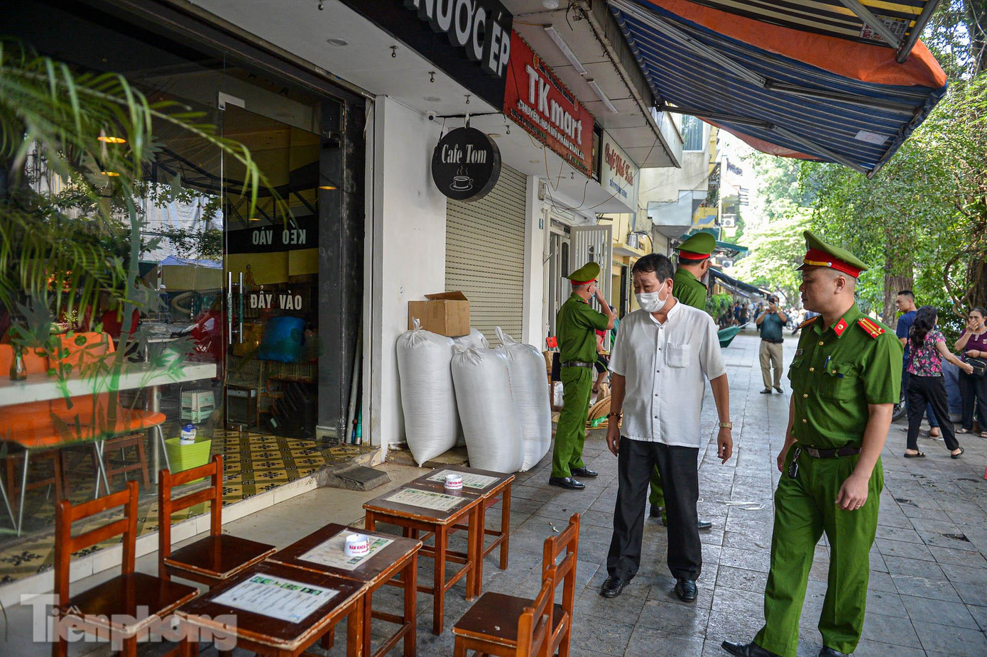 Qua công tác vận động, tuyên truyền, các hộ trên trên địa bàn chấp hành, và tự tháo dỡ phần mái che đã lấn chiếm. Kết quả trong buổi ra quân ngày 04/10, 2 đoàn công tác đã kiểm tra 8 phường. Phát hiện, lập biên bản và bàn giao cho công an phường xử lý, dỡ bỏ 10 biển quảng cáo; 25 mái che, mái vẩy trái quy định. Cùng với đó xử lý 42 trường hợp vi phạm, tổng số tiền xử phạt là 60,8 triệu đồng. Trong đó, xử lý 5 bãi xe vi phạm; Chiếm dụng vỉa hè là 10 trường hợp; Xe ô tô dừng, đỗ trái quy định là 12 trường hợp; Hàng rong 15 trường hợp.