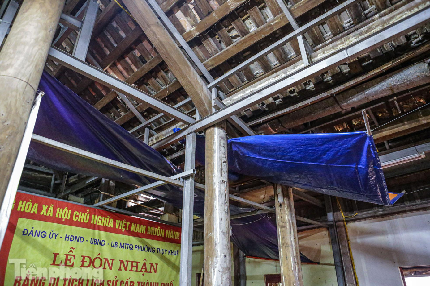 Toàn bộ công trình đang được gia cố bộ khung đỡ bằng sắt