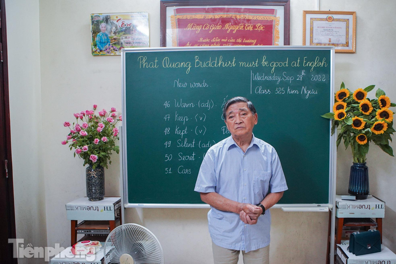 Cụ Nguyễn Văn Ánh (82 tuổi) là nam học viên duy nhất trong lớp. Cụ cho biết khi tham gia lớp rất vui vẻ và hào hứng, được cấp sách vở miễn phí, giáo viên giảng dạy nhiệt tình và tạo không khí lớp rất phấn khởi, vui tươi ở độ tuổi về già.