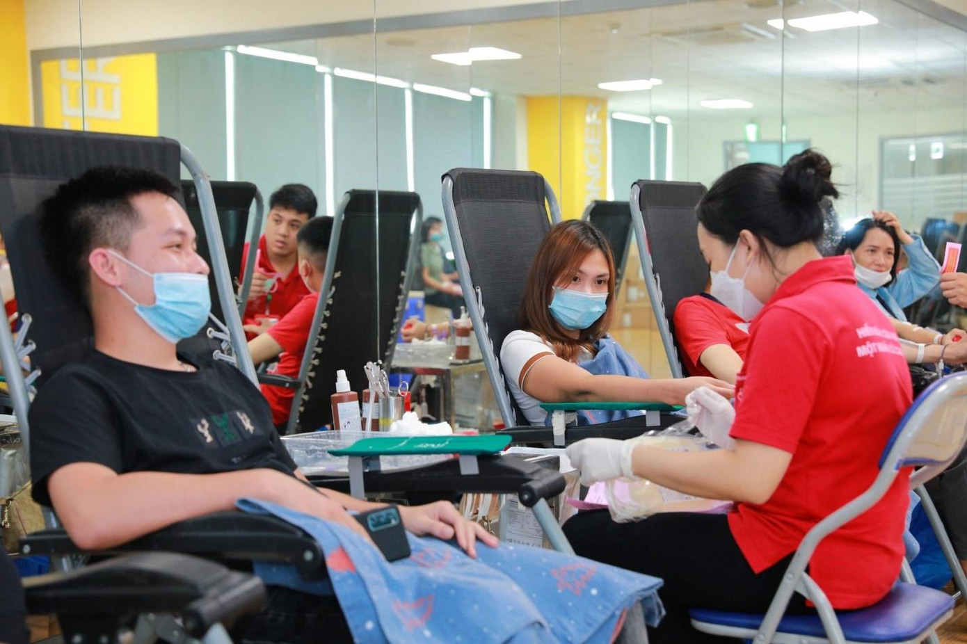 Cán bộ, nhân viên Samsung Việt Nam tham gia hiến máu tại chương trình “Chung dòng máu Việt 2022” hưởng ứng Chủ nhật Đỏ lần thứ XIV năm 2022. Cán bộ, nhân viên Samsung Việt Nam tham gia hiến máu tại chương trình “Chung dòng máu Việt 2022” hưởng ứng Chủ nhật Đỏ lần thứ XIV năm 2022.