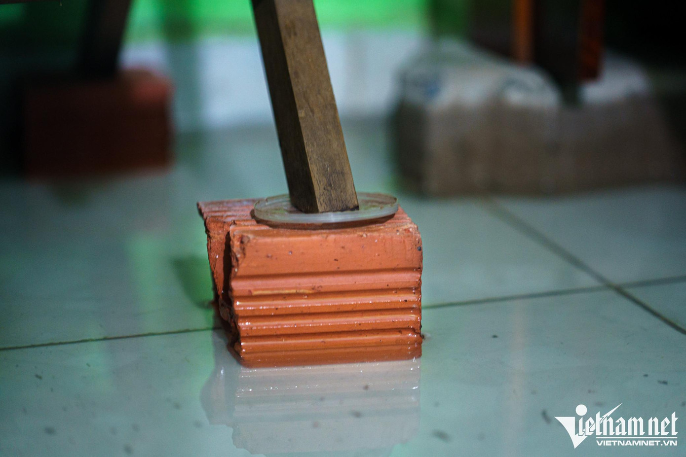 Các vật dụng trong nhà chị đều được kê cao bằng gạch ống. Chị Chi cho biết sự việc kéo dài hơn 20 năm qua. Từ khi gia đình chị dọn về đây ở đã thường xuyên xảy ra tình trạng này, đặc biệt vào mùa mưa kèm thủy triều, kê cao cỡ nào nước cũng làm hư hỏng hết đồ đạc.