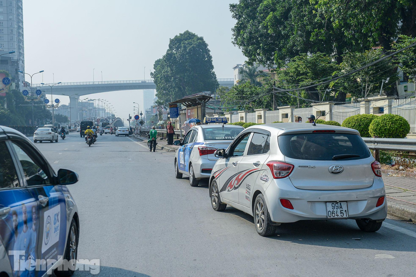 Ô tô ngang nhiên dừng đỗ, chèo kéo khách gây mất an ninh trật tự, rối loạn giao thông. Ô tô ngang nhiên dừng đỗ, chèo kéo khách gây mất an ninh trật tự, rối loạn giao thông.