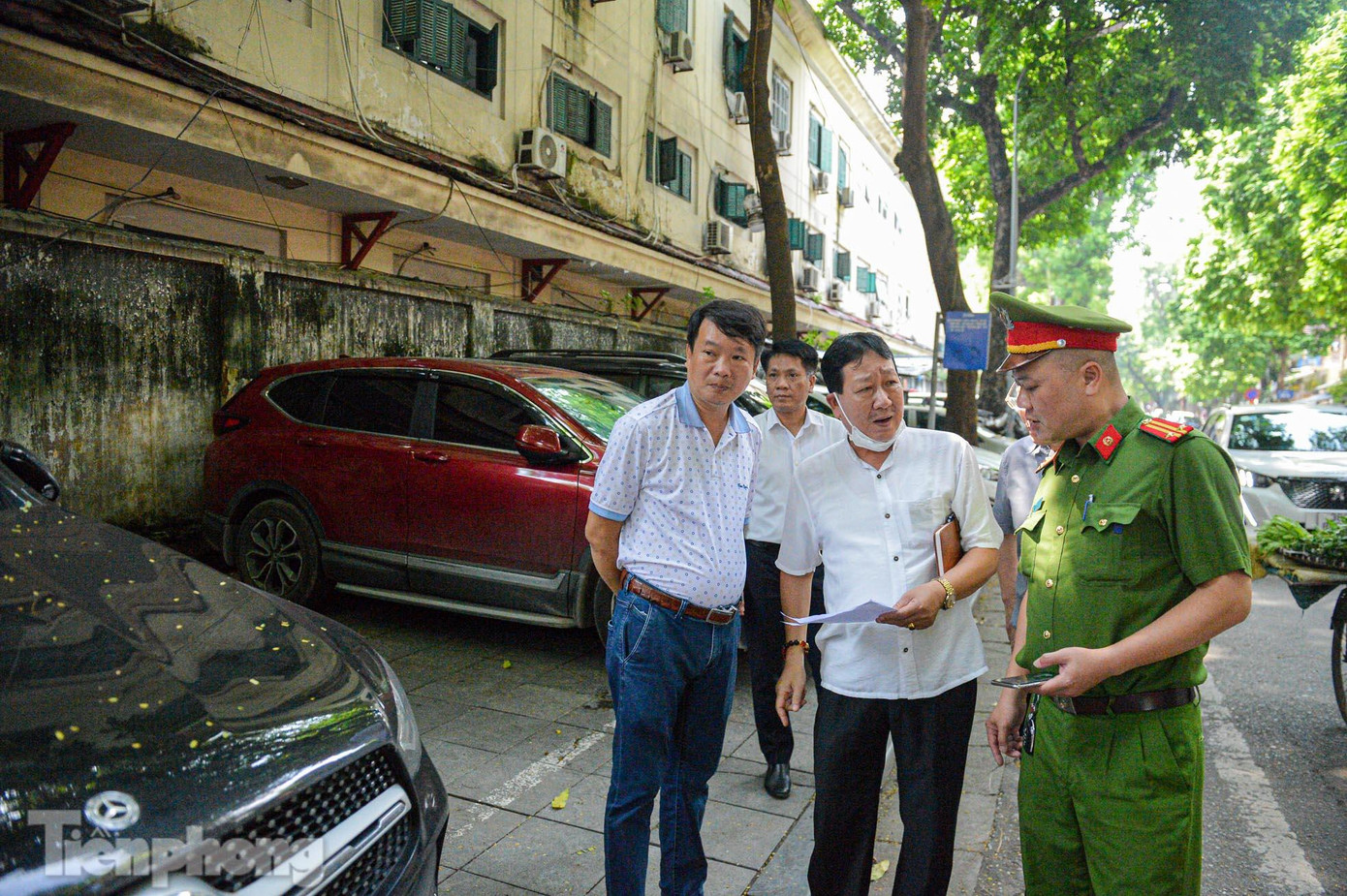 "Ban chỉ đạo 197 quận Hoàn Kiếm và ban chỉ đạo các phường tập trung xử lý 3 lĩnh vực liên quan đến trật tự đô thị là các cửa hàng chiếm dụng vỉa hè lớn để kinh doanh buôn bán; về trật tự giao thông sẽ kiểm tra về vi phạm dừng đỗ sai quy định, nồng độ cồn, xe quá khổ quá tải, xe phóng nhanh vượt ẩu. Đồng thời kiểm tra điểm trông giữ phương tiện trái phép; các điểm có phép nhưng trông quá diện tích, thậm chí là quá giá; các điểm không có phép thu quá giá gây bức xúc trong dư luận nhân dân", Trung tá Vũ Thế Cường, Đội trưởng Đội CSGT, Trật tự - Công an Quận Hoàn Kiếm cho biết.