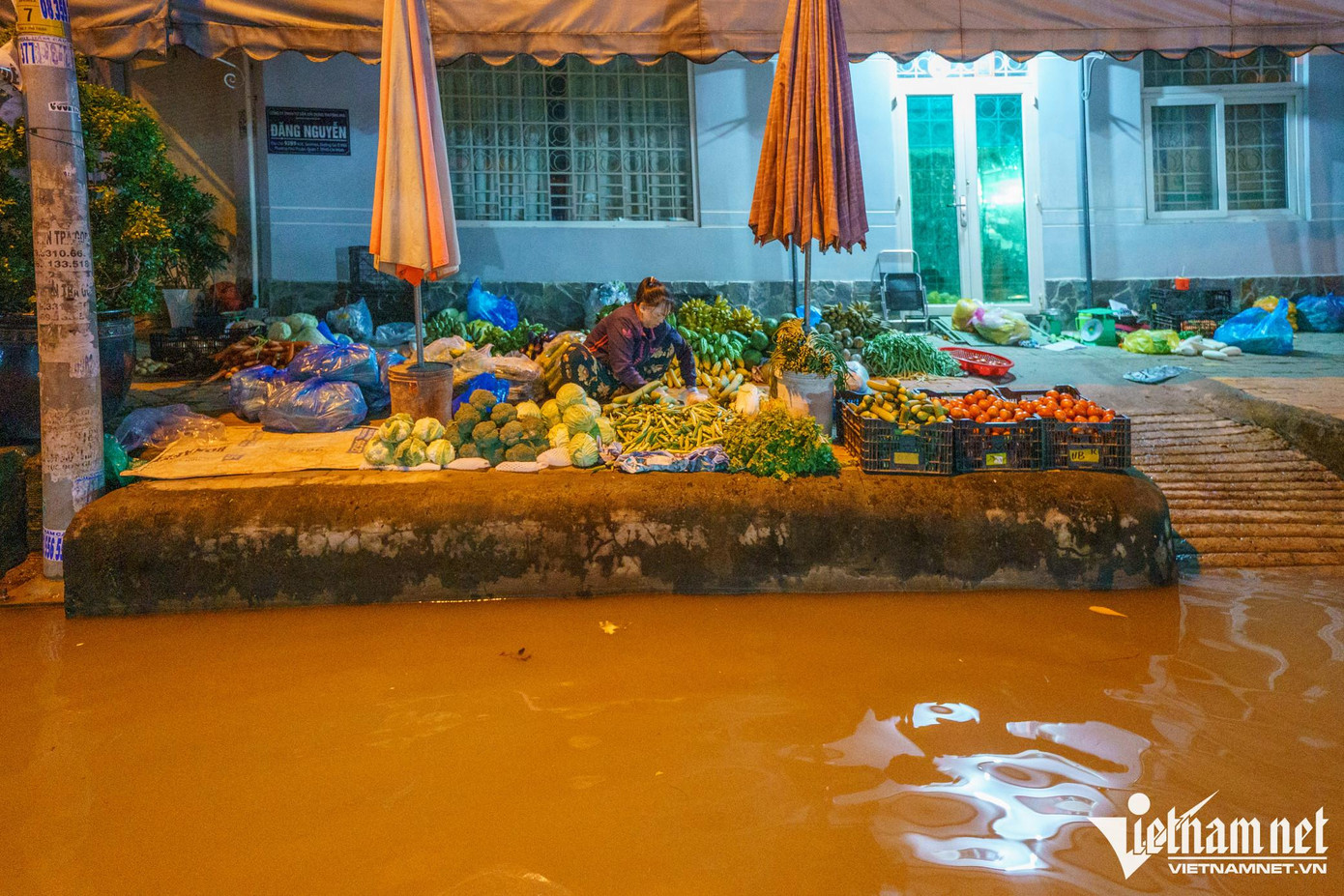 Các sạp hàng được đặt trên vỉa hè cao hơn mặt đường 20-50cm, biến lòng đường thành sông. Chị Thúy Liễu (35 tuổi) nói: "Giờ ai mà đi chợ bằng thuyền, thì có thể xem đây là chợ nổi luôn rồi".