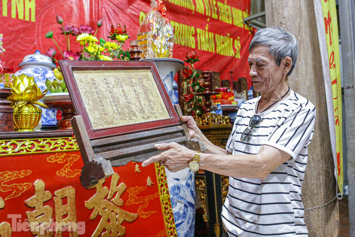 Ông Nguyễn Khắc Liệp (73 tuổi), hiện đang là tổ trưởng tổ dân phố và cũng là người trông coi di tích lịch sử đền Cố Lê cho biết: "Đền đã tồn tại được hơn 160 năm và giờ trong tình trạng xuống cấp trầm trọng, chính quyền địa phương đang xem xét, khảo sát và lên phương án để đại tu".