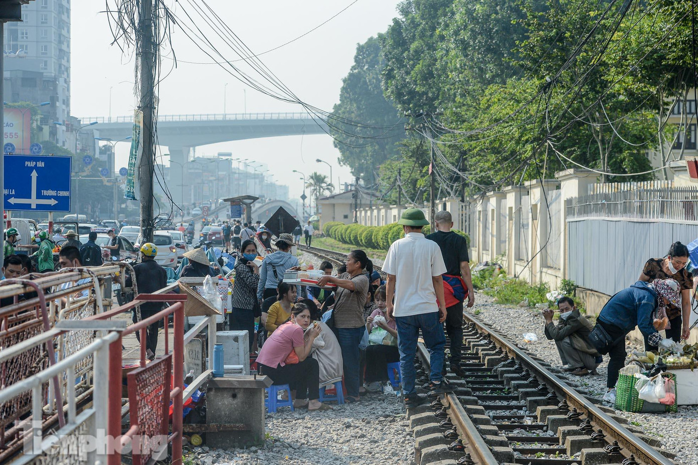 Tình trạng hàng rong, quán nước, hàng ăn uống bủa vây cổng bệnh viện Bạch Mai vẫn tái diễn. Tình trạng hàng rong, quán nước, hàng ăn uống bủa vây cổng bệnh viện Bạch Mai vẫn tái diễn.