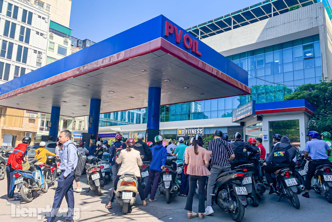Tình trạng tương tự cũng diễn ra cùng lúc tại cây xăng nằm trên phố Thái Thịnh