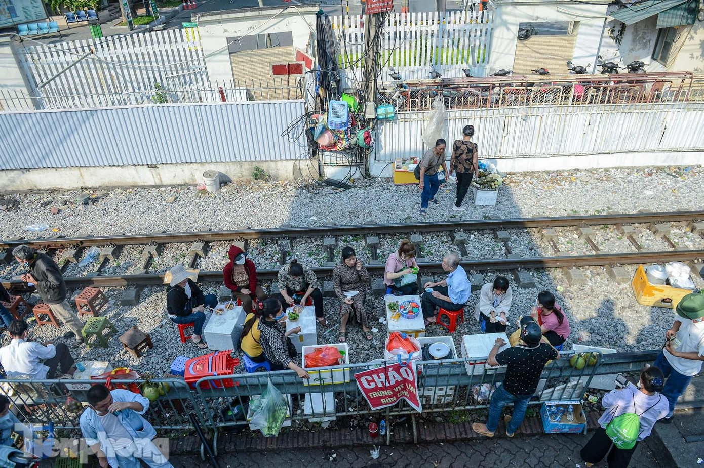 Bên cạnh đó, khoảng 4-5 quán trà đá, hàng rong... vô tư hoạt động trên vỉa hè, thậm chí ngay trên đoạn đường sắt trước trạm gác chắn Bạch Mai B bất chấp nguy hiểm. Bên cạnh đó, khoảng 4-5 quán trà đá, hàng rong... vô tư hoạt động trên vỉa hè, thậm chí ngay trên đoạn đường sắt trước trạm gác chắn Bạch Mai B bất chấp nguy hiểm.