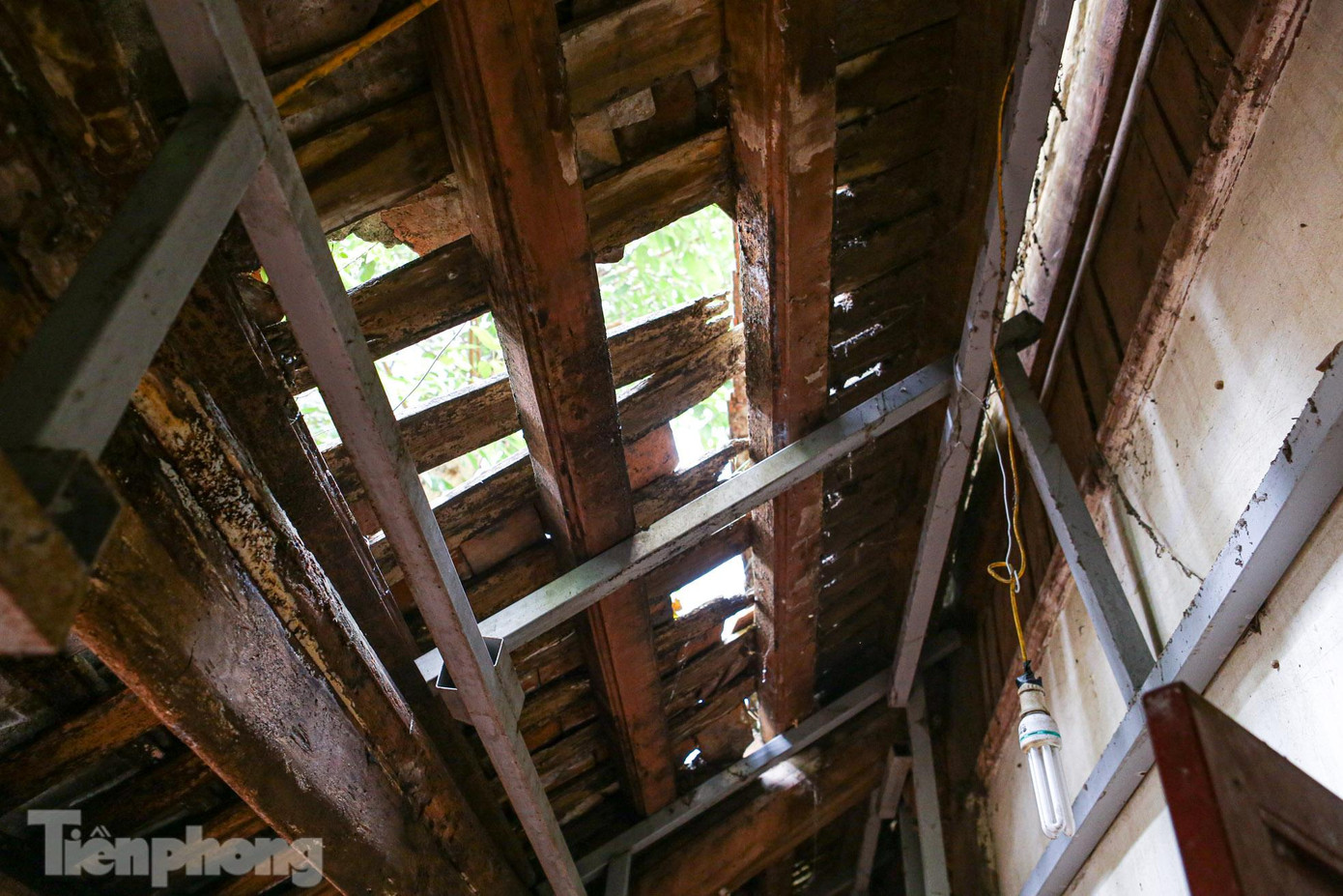 Một đoạn trần nhà đã bị sụp đổ hoàn toàn, nằm lơ lửng ở một bên gây nguy hiểm cho người dân mỗi khi tới đền cúng bái.