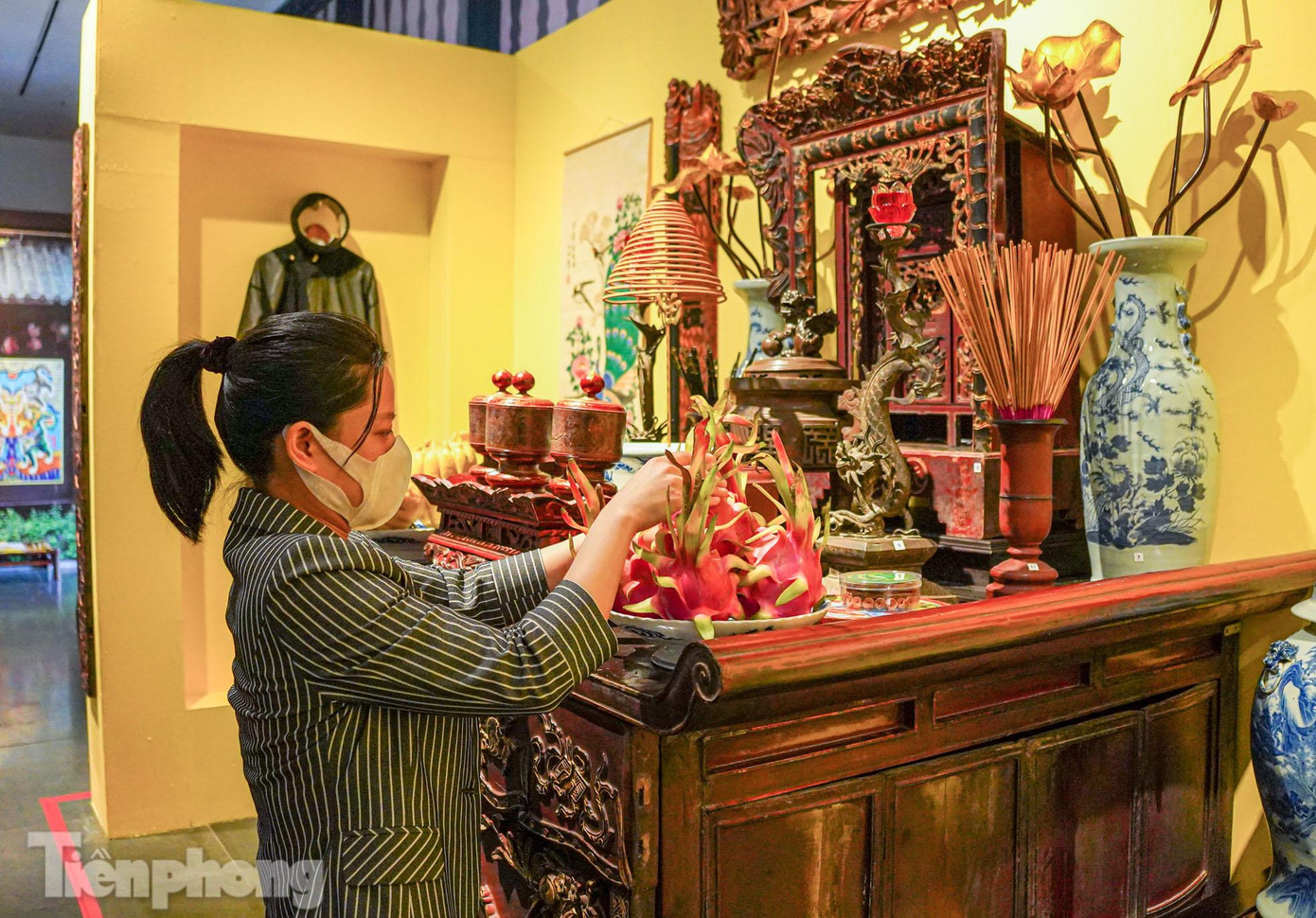 Thông thường, một chiếc bàn hay tủ thờ được chạm khắc, sơn son, thếp vàng. Ngai, bài vị những người đã khuất được đặt ở giữa, xung quanh bày đồ thờ như bát hương, mâm bồng, lọ hoa, chân nến... Phía trên thường treo bức hoành phi câu đối. Đồ thờ làm bằng đồng, gốm hoặc gỗ sơn son.