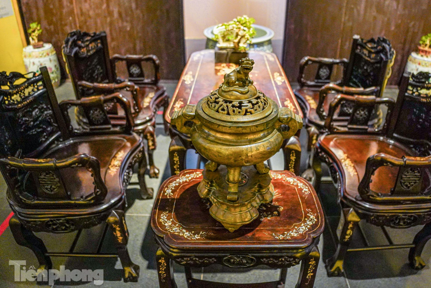 Người dân Hà Nội những năm đầu thế kỉ 20 thích thú sắm sửa những chiếc bình, lọ cổ, thiết kế đẹp, bắt mắt để trưng bày.