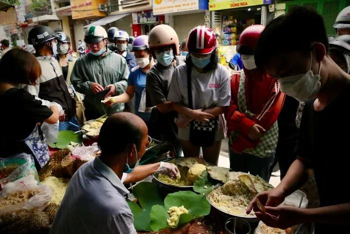 Nhiều khách sẵn sàng xếp hàng giữ chỗ từ khi quán chưa mở bán. Ảnh: Khánh Linh. Nhiều khách sẵn sàng xếp hàng giữ chỗ từ khi quán chưa mở bán. Ảnh: Khánh Linh.