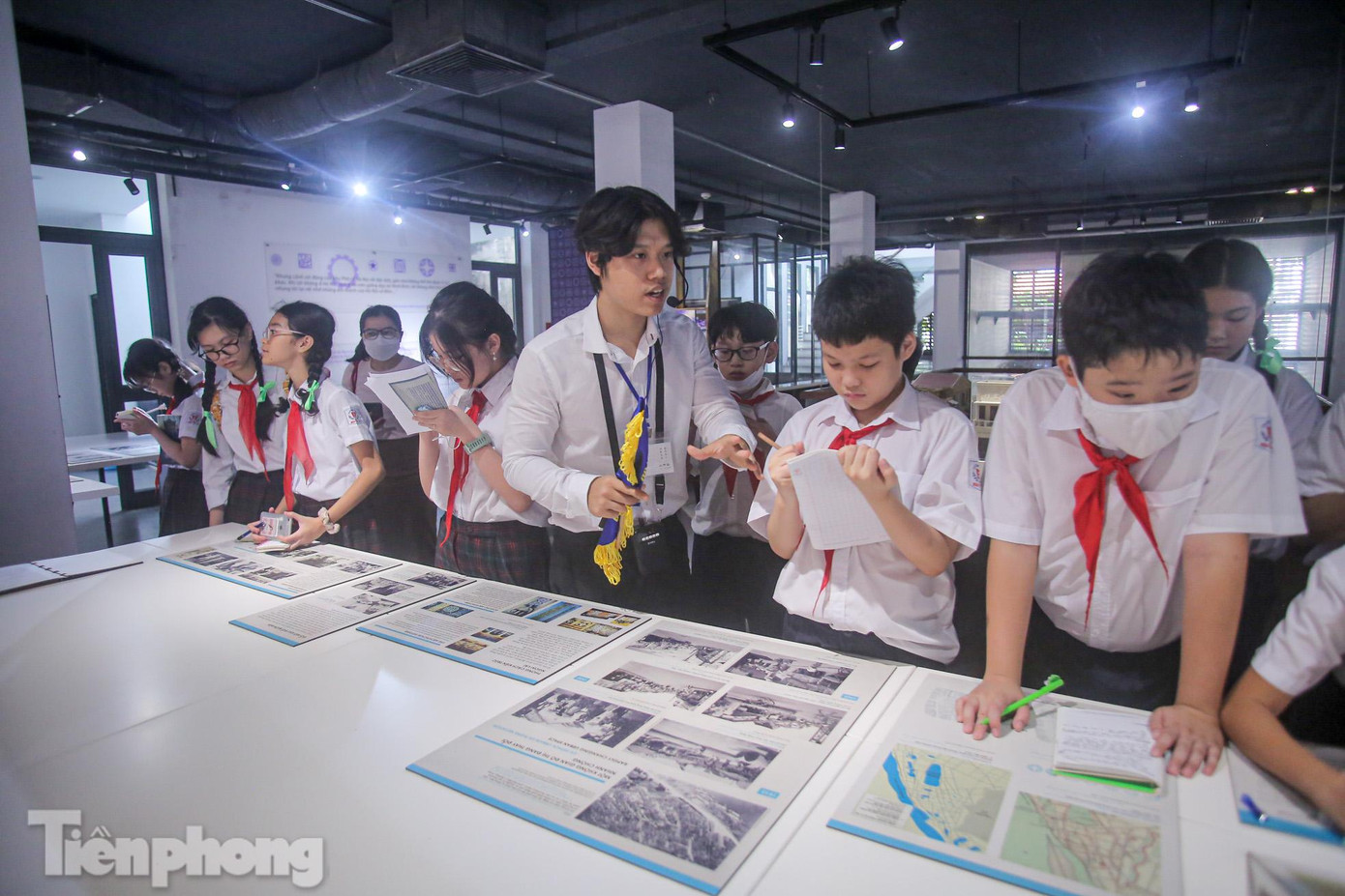 Thăng Long - Hà Nội cũng là nơi hội tụ các làng nghề từ khắp mọi miền đất nước. Những người thợ tài hoa ở khắp các vùng quê đã lên kinh đô làm ăn buôn bán để rồi lập phường nghề, phố nghề như: Phố Hàng Bông chuyên bán mền bông, chăn đệm; phố Hàng Đào chuyên bán tơ lụa, vải vóc; phố Hàng Mã chuyên bán đồ vàng mã để thờ cúng; phố Hàng Bạc chuyên bán đồ trang sức, cung cấp vàng bạc …. Đặc biệt, những người dân ở các vùng quê khi lên kinh đô họ còn rước theo Thành hoàng làng nơi quê hương của họ để thờ và lập ra hệ thống đình, đền, chùa ở các phố phường Hà Nội như Đình Kim Ngân (phố Hàng Bạc) thờ ông tổ bách nghệ, đình Hàng Thiếc thờ tổ nghề thiếc, đình Hàng Quạt thờ tổ nghề quạt… hình thành nét văn hóa đặc sắc mang đặc trưng vùng đất Kinh kỳ.