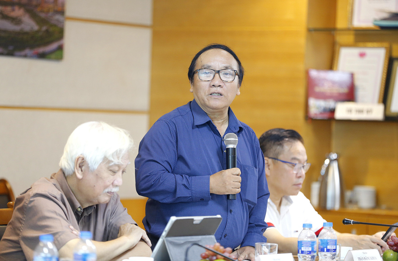 Nhà thơ Trần Đăng Khoa - Phó Chủ tịch Thường trực Hội nhà văn Việt Nam đồng thời là Trưởng ban giám khảo. Nhà thơ Trần Đăng Khoa - Phó Chủ tịch Thường trực Hội nhà văn Việt Nam đồng thời là Trưởng ban giám khảo.