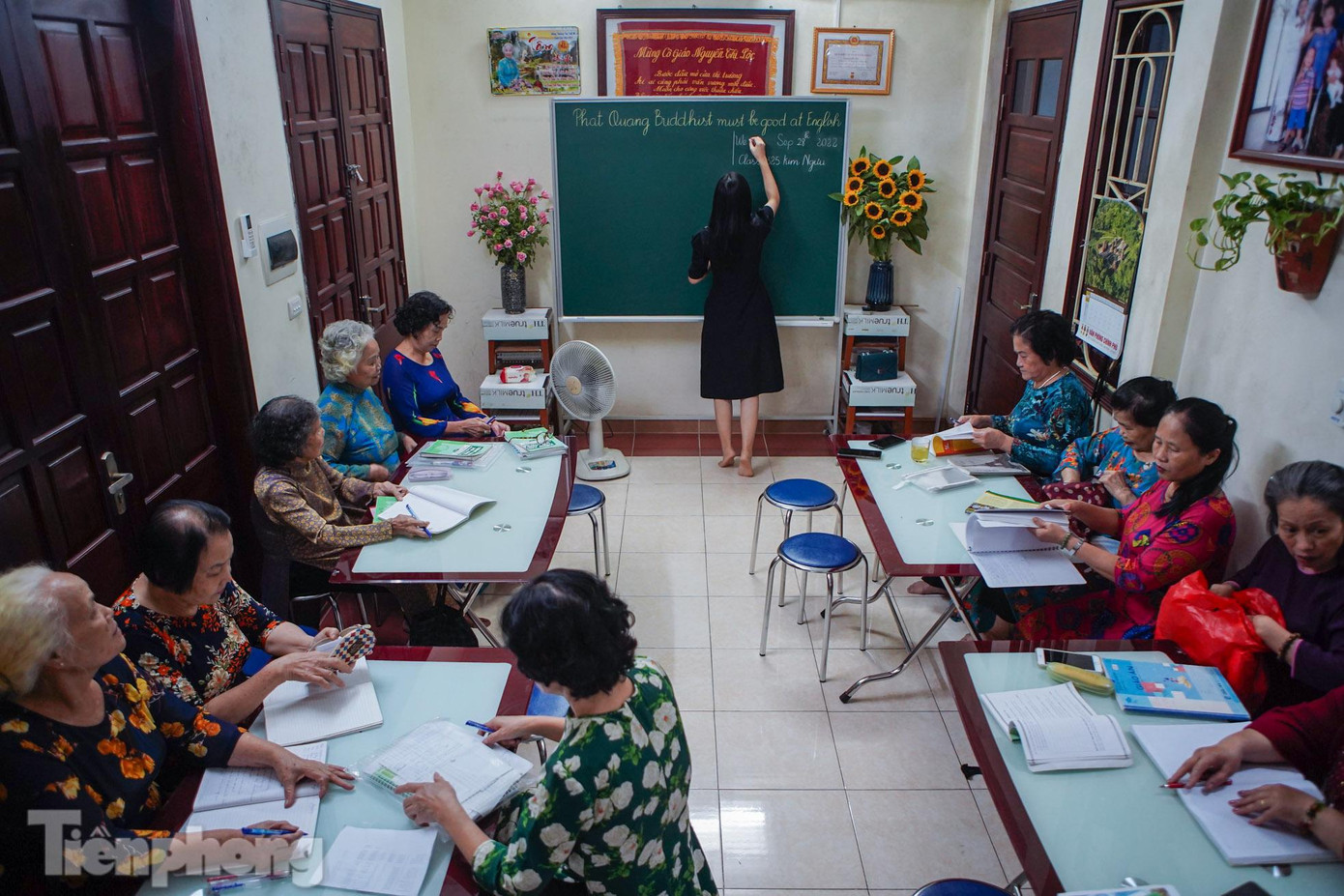 Lớp học tại một căn hộ nằm trong con ngõ nhỏ trên đường Kim Ngưu (quận Hai Bà Trưng, Hà Nội). Các học viên đặc biệt có độ tuổi từ 60 đến 90 tuổi, mỗi lớp có 12-15 học viên.