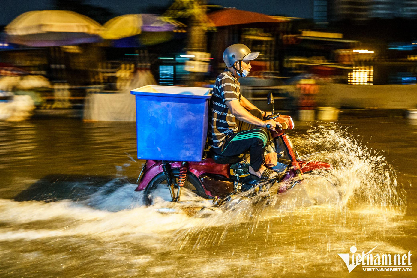 Vào khung giờ rạng sáng là thời gian ít phương tiện qua lại, nhiều người cố phóng xe nhanh để vượt qua các đoạn ngập.
