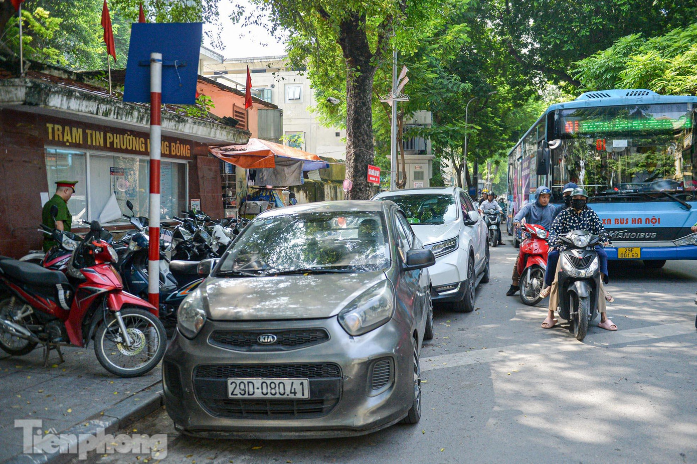 Phát hiện nhiều ô tô đỗ xe sai quy định dưới lòng đường.