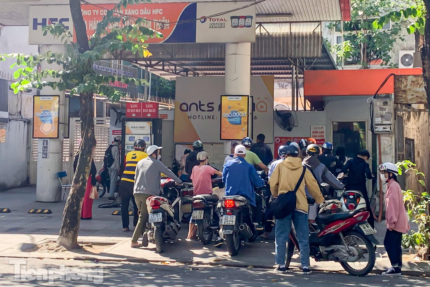Một cây xăng nhỏ trên đường Khâm Thiên chịu cảnh đông nghẹt.