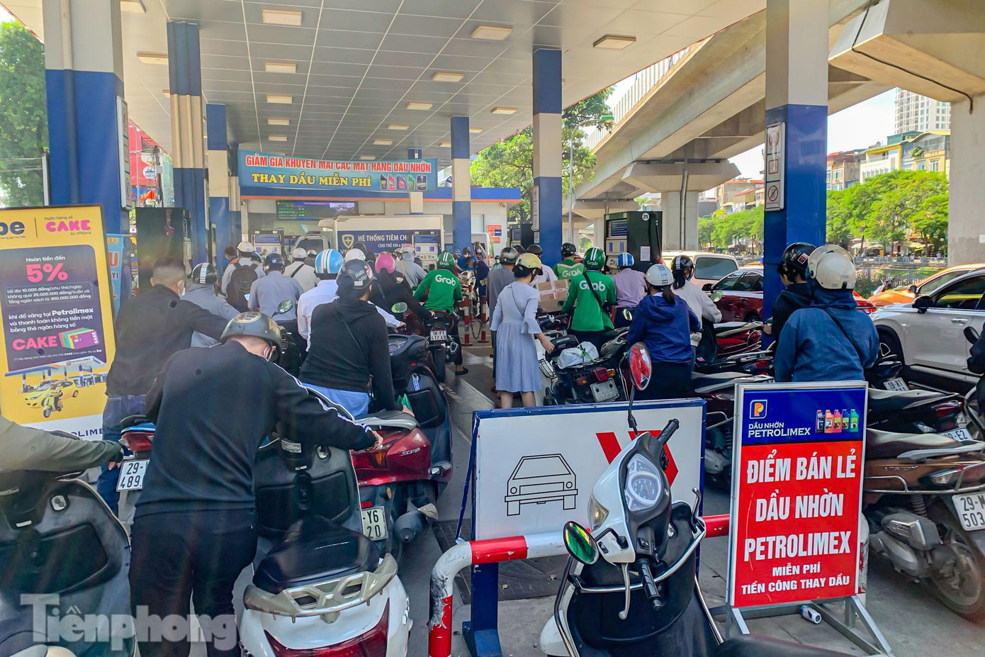 Tương tự, người dân ùn ùn đổ xăng tại cây xăng đường Láng (đoạn gần Ngã Tư Sở) khiến nơi đây trở nên đông nghẹt.