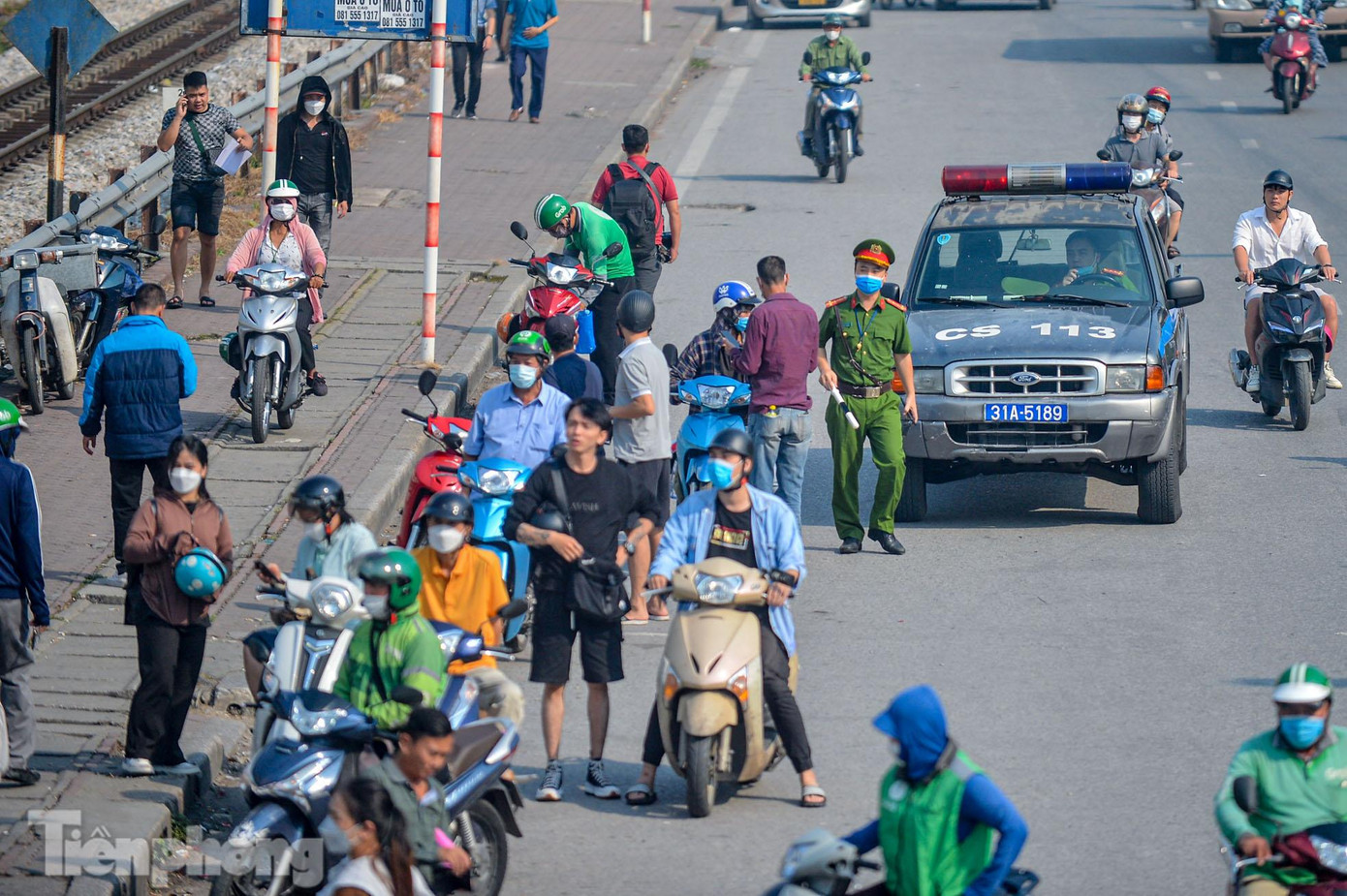 Trước tình trạng trên, lực lượng chức năng đã có mặt tại khu vực trước cổng bệnh viện Bạch Mai để yêu cầu các hộ kinh doanh không tụ tập bán hàng và yêu cầu tài xế không được dừng, đỗ trước khu cổng bệnh viện Bạch Mai. Trước tình trạng trên, lực lượng chức năng đã có mặt tại khu vực trước cổng bệnh viện Bạch Mai để yêu cầu các hộ kinh doanh không tụ tập bán hàng và yêu cầu tài xế không được dừng, đỗ trước khu cổng bệnh viện Bạch Mai.