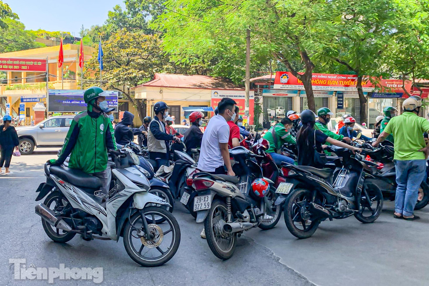 Rất đông người xếp hàng chờ đến lượt.