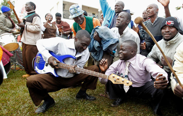 Người dân quê hương Kenya của ông Obama nhảy múa ăn mừng chiến thắng