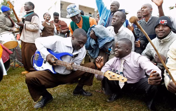 Người dân quê hương Kenya của ông Obama nhảy múa ăn mừng chiến thắng