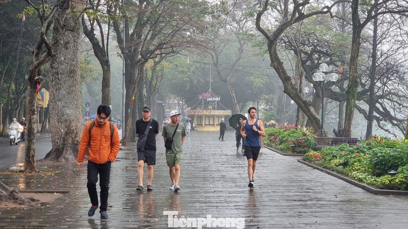 Những ngày cuối tháng Giêng Âm lịch, mưa bụi, sương mù giăng khắp các đường phố, tạo nên một Hà Nội mơ màng, mờ ảo trong tiết trời xuân.