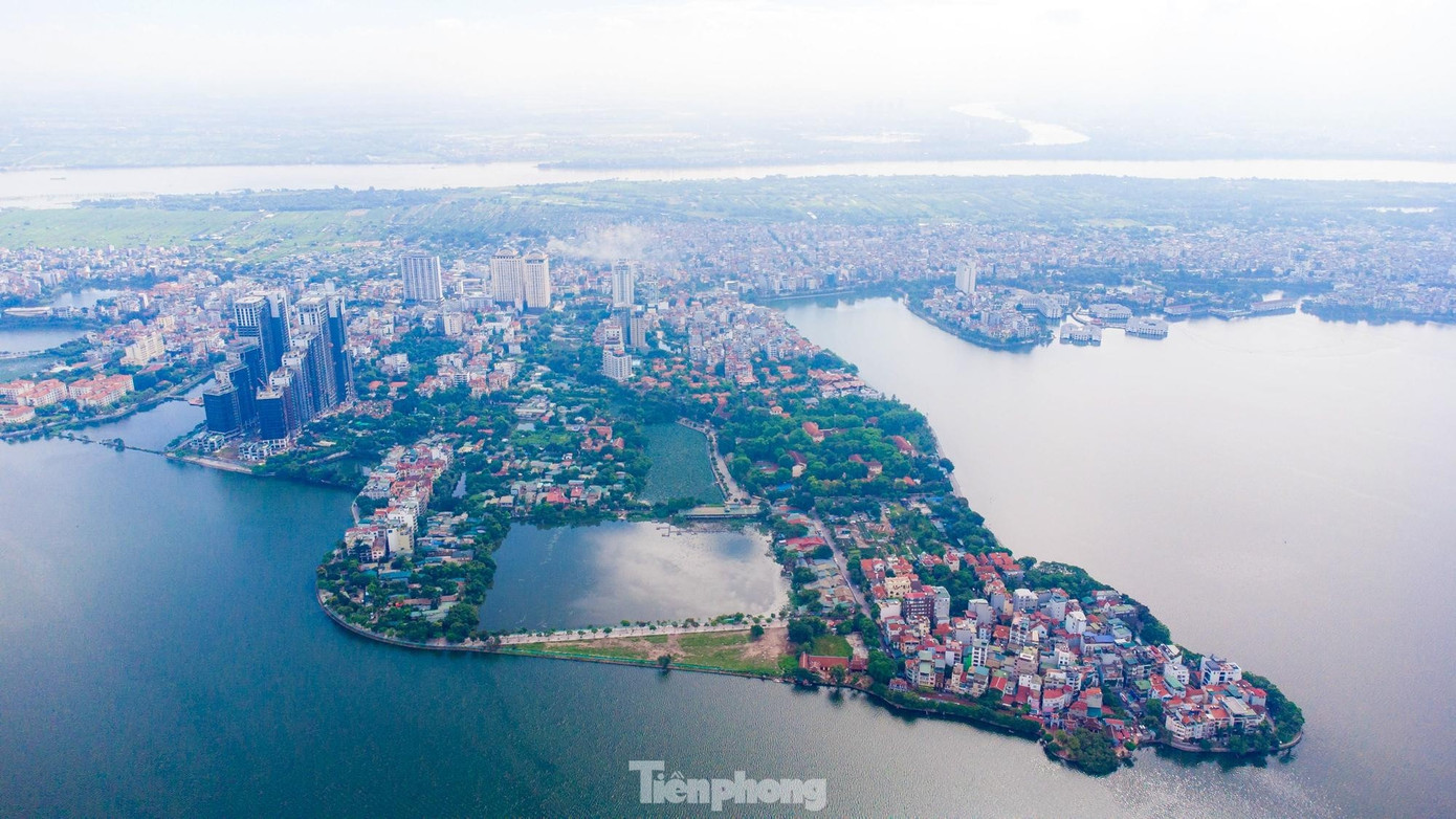 Đại diện UBND quận Tây Hồ cho biết, sau khi có chỉ đạo của Chủ tịch UBND TP Hà Nội, quận đang nghiên cứu kế hoạch bổ cập nước cho hồ Tây, sau đó dẫn nước vào sông Tô Lịch. Đại diện UBND quận Tây Hồ cho biết, sau khi có chỉ đạo của Chủ tịch UBND TP Hà Nội, quận đang nghiên cứu kế hoạch bổ cập nước cho hồ Tây, sau đó dẫn nước vào sông Tô Lịch.