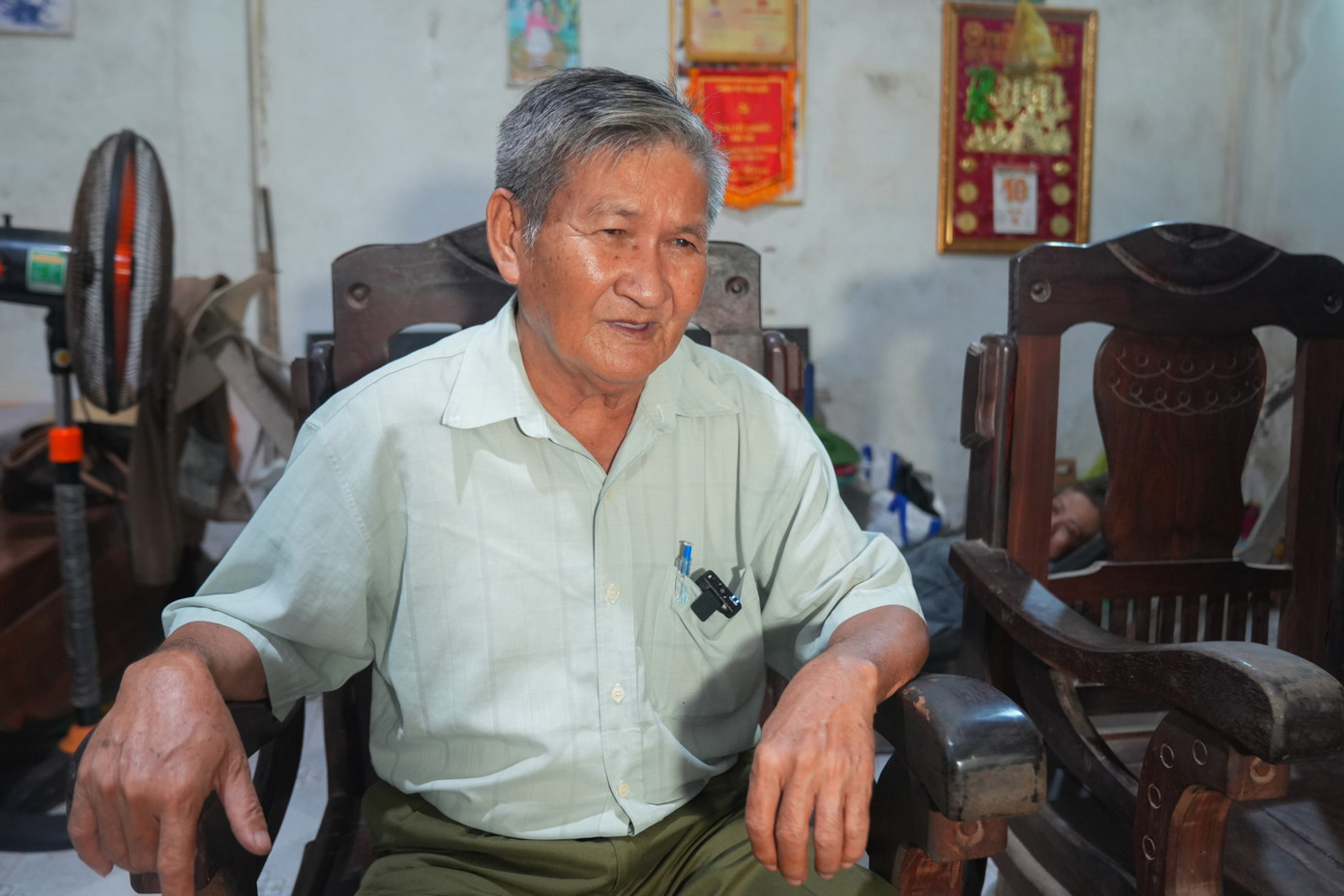 Ông Huỳnh Hữu Hiệp (71 tuổi, Bí thư Chi bộ, Trưởng ấp Bãi Ngự, xã Thổ Châu) cho biết Thổ Châu có cơ sở vật chất phát triển, đường giao thông được nhà nước đầu tư xây dựng, bê tông hóa, người dân có cuộc sống ấm no.